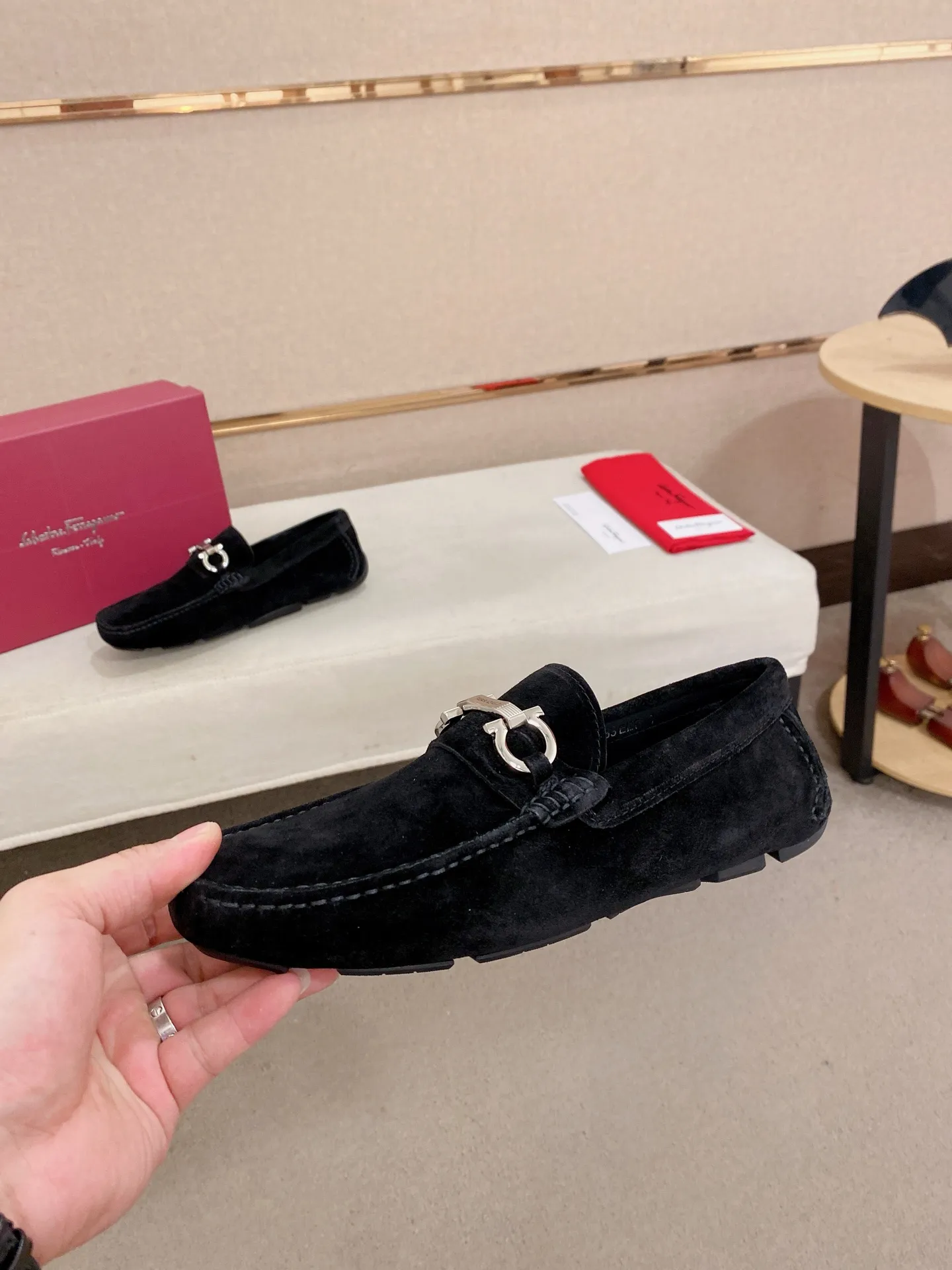 Men's shoes💰: 540💰High-end quality! Ferragamo🆕🆕Exclusive hot-selling products in stock🔥🔥New products on the shelves, high-quality Ferragamo men's pea shoes, high-end casual driving shoes, with complete packaging! 💪 💪 Material: imported Oxford cowhide 🐂 + imported high-quality water-dyed cowhide lining + wear-resistant outsole 👍🏻👍🏻 Features: high-end and comfortable, purely handmade 🚀 🚀 Create the perfect shoes that suit you best 🔥 🔥 Size: (38-44) 45 standard size can be customized!